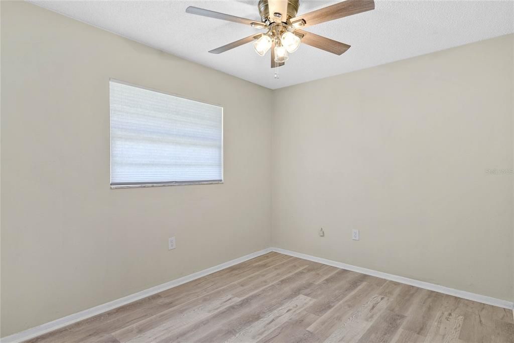 出租: $1,300 (2 贝兹, 1 浴室, 800 平方英尺)