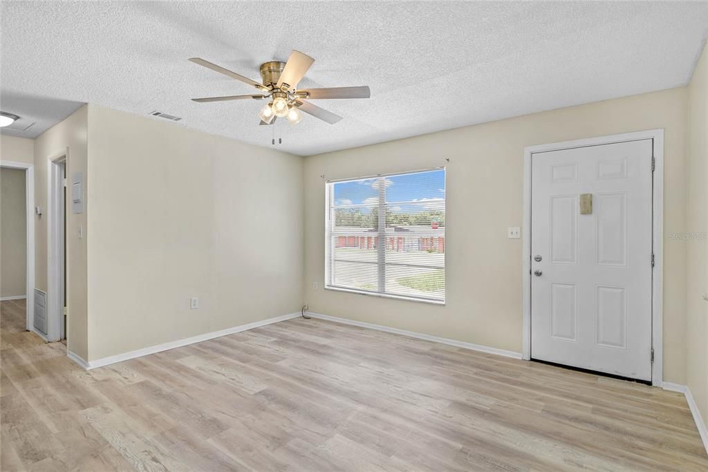 出租: $1,300 (2 贝兹, 1 浴室, 800 平方英尺)