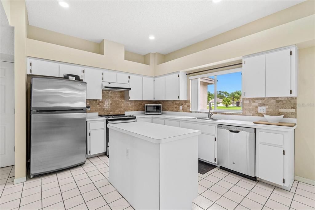 Под контрактом: $685,000 (4 спален, 2 ванн, 3376 Квадратных фут)