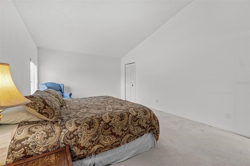 Под контрактом: $685,000 (4 спален, 2 ванн, 3376 Квадратных фут)