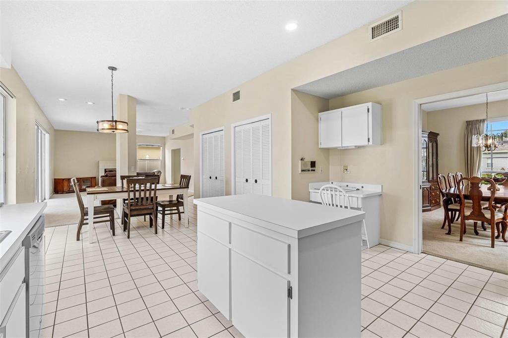 Под контрактом: $685,000 (4 спален, 2 ванн, 3376 Квадратных фут)