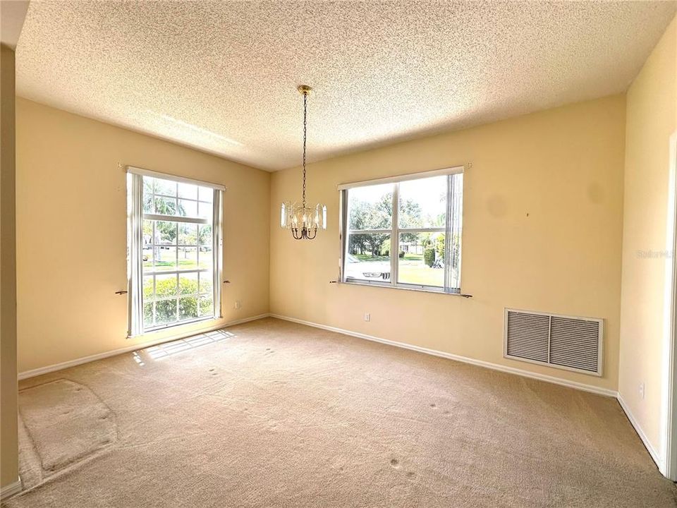 Под контрактом: $685,000 (4 спален, 2 ванн, 3376 Квадратных фут)