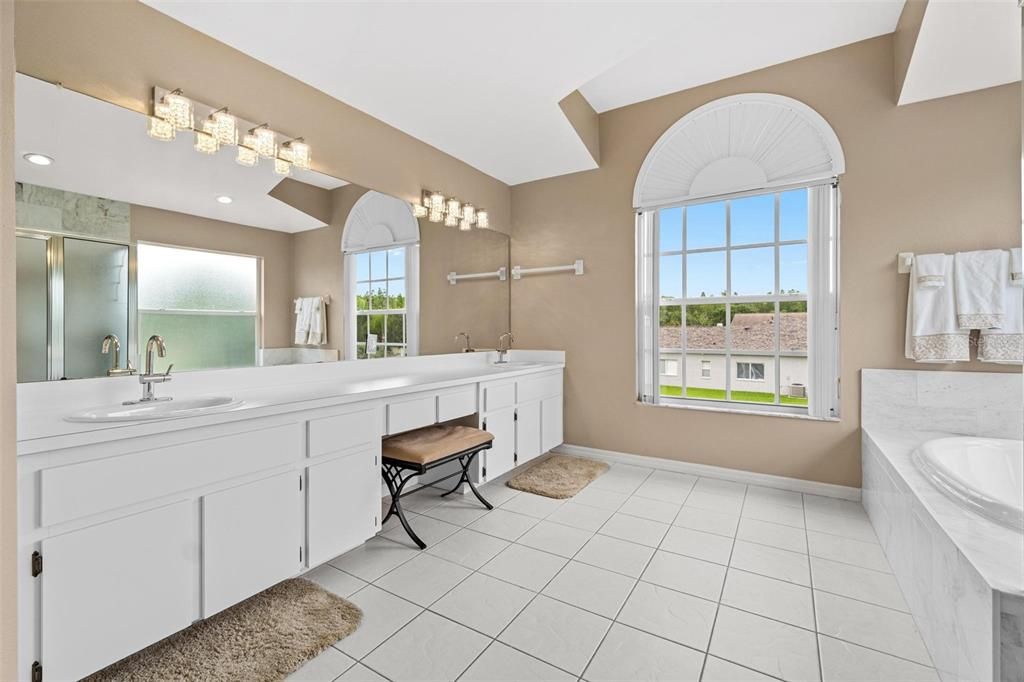 Под контрактом: $685,000 (4 спален, 2 ванн, 3376 Квадратных фут)