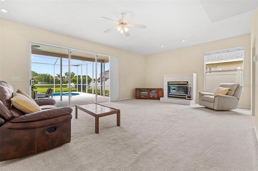 Под контрактом: $685,000 (4 спален, 2 ванн, 3376 Квадратных фут)