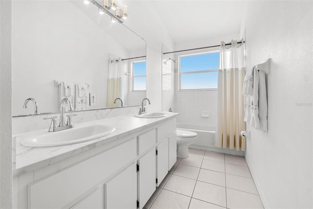 Под контрактом: $685,000 (4 спален, 2 ванн, 3376 Квадратных фут)