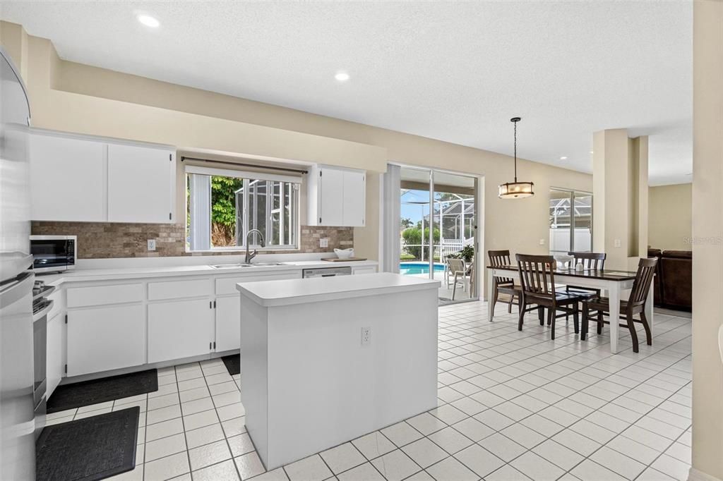 Под контрактом: $685,000 (4 спален, 2 ванн, 3376 Квадратных фут)