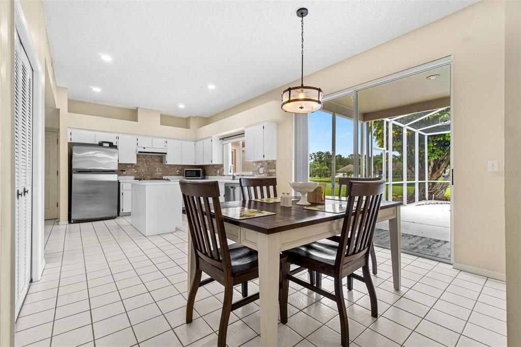 Под контрактом: $685,000 (4 спален, 2 ванн, 3376 Квадратных фут)