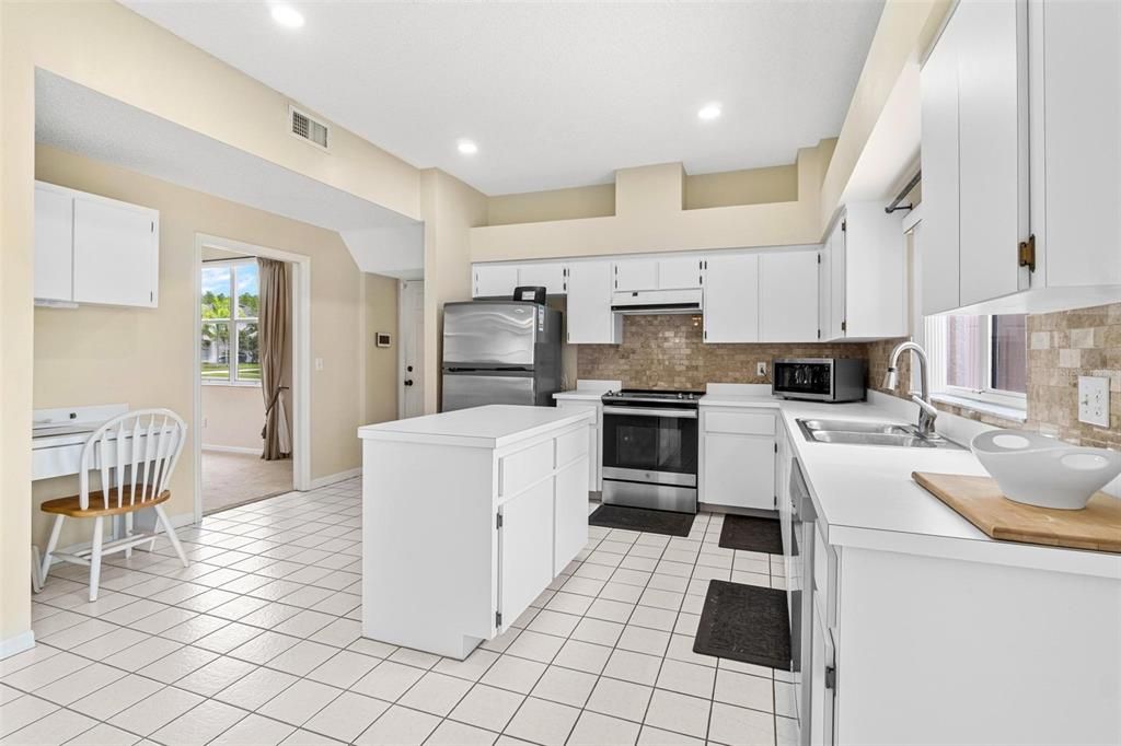 Под контрактом: $685,000 (4 спален, 2 ванн, 3376 Квадратных фут)