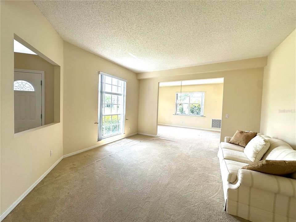 Под контрактом: $685,000 (4 спален, 2 ванн, 3376 Квадратных фут)