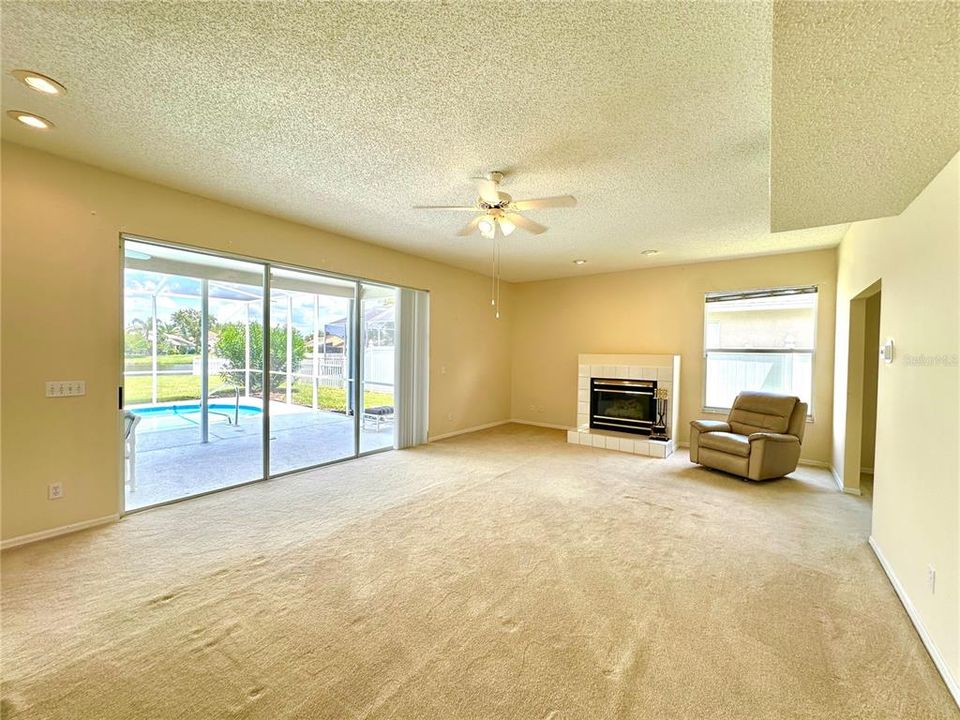 Под контрактом: $685,000 (4 спален, 2 ванн, 3376 Квадратных фут)