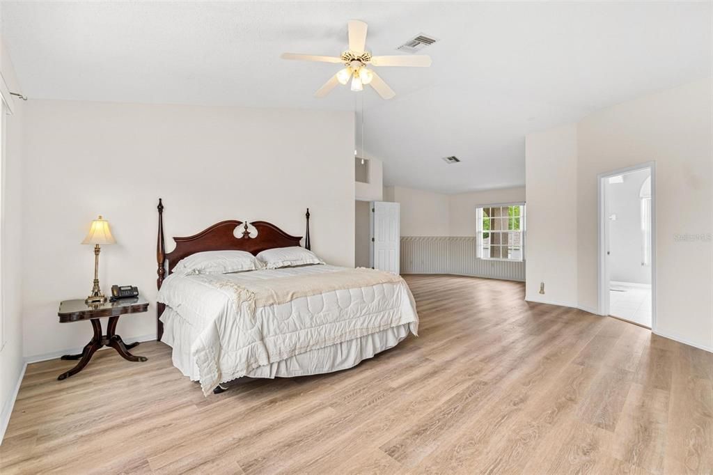 Под контрактом: $685,000 (4 спален, 2 ванн, 3376 Квадратных фут)