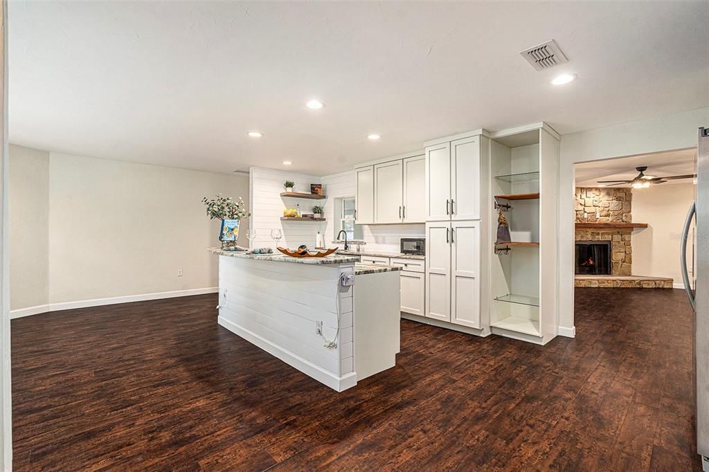 Под контрактом: $510,000 (3 спален, 2 ванн, 1756 Квадратных фут)