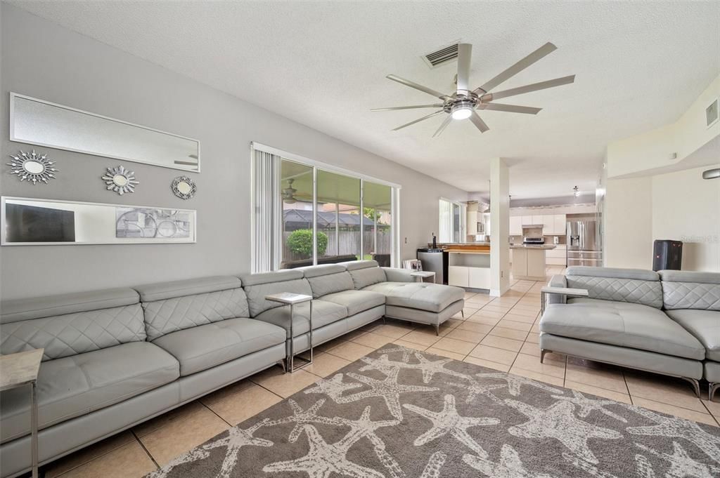 На продажу: $550,000 (5 спален, 2 ванн, 3243 Квадратных фут)