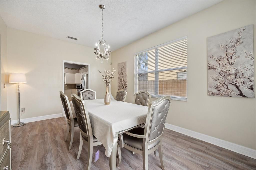 На продажу: $550,000 (5 спален, 2 ванн, 3243 Квадратных фут)