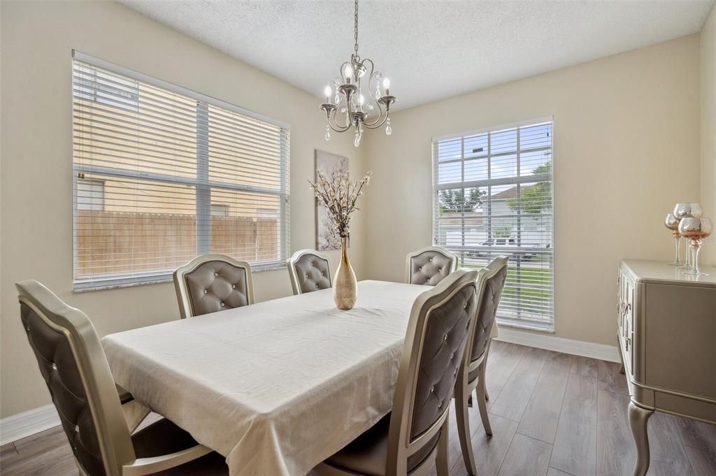 На продажу: $550,000 (5 спален, 2 ванн, 3243 Квадратных фут)