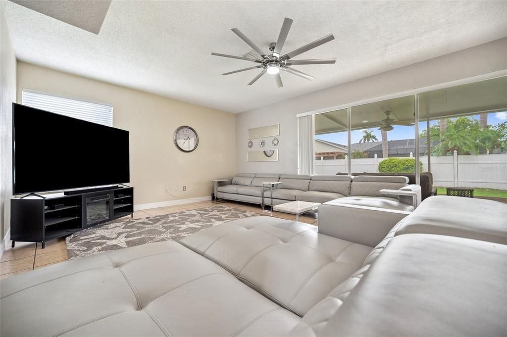 На продажу: $550,000 (5 спален, 2 ванн, 3243 Квадратных фут)