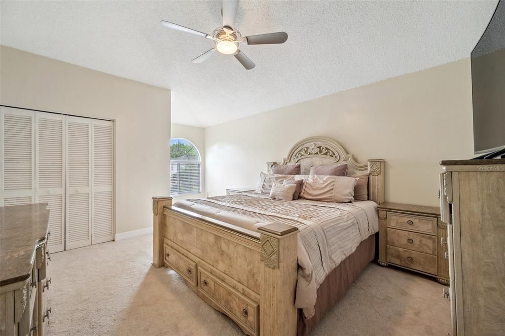 На продажу: $550,000 (5 спален, 2 ванн, 3243 Квадратных фут)