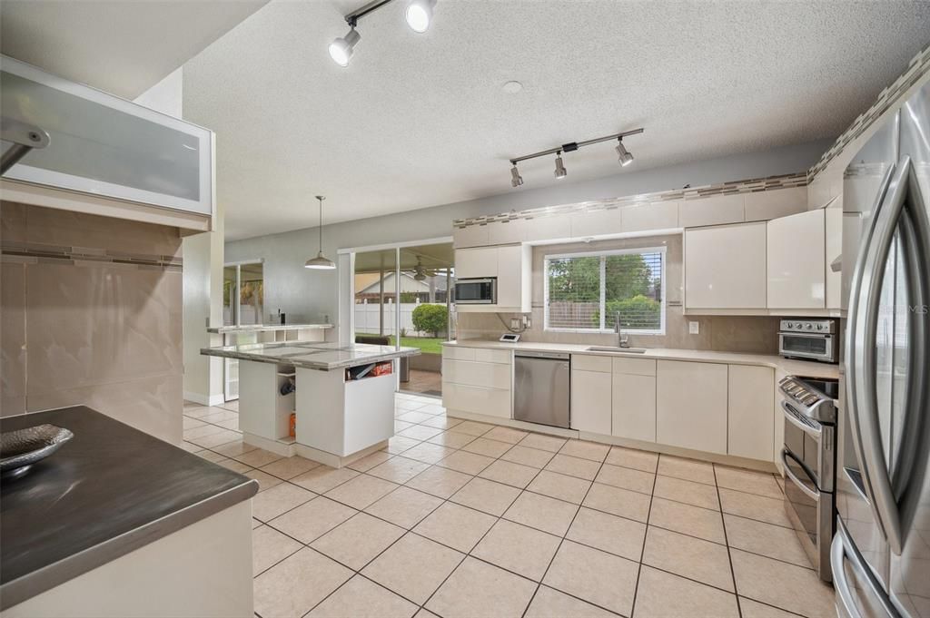 На продажу: $550,000 (5 спален, 2 ванн, 3243 Квадратных фут)