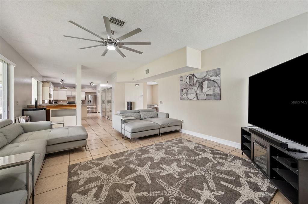 На продажу: $550,000 (5 спален, 2 ванн, 3243 Квадратных фут)