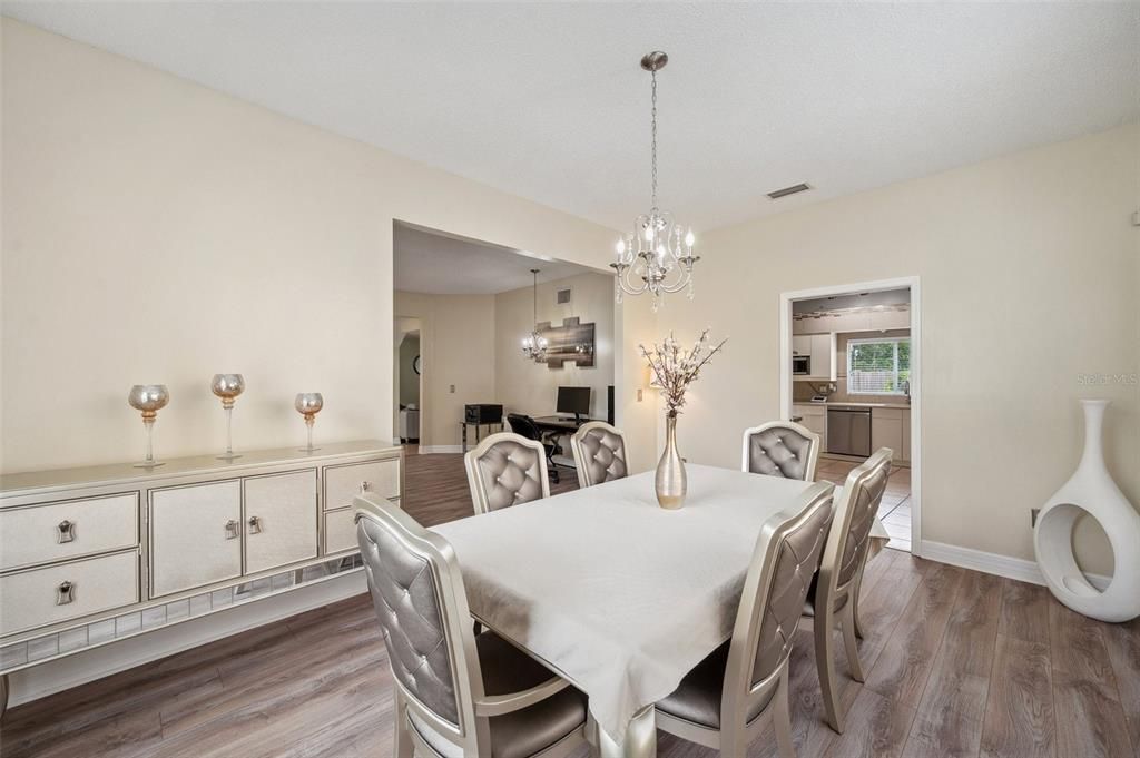 На продажу: $550,000 (5 спален, 2 ванн, 3243 Квадратных фут)