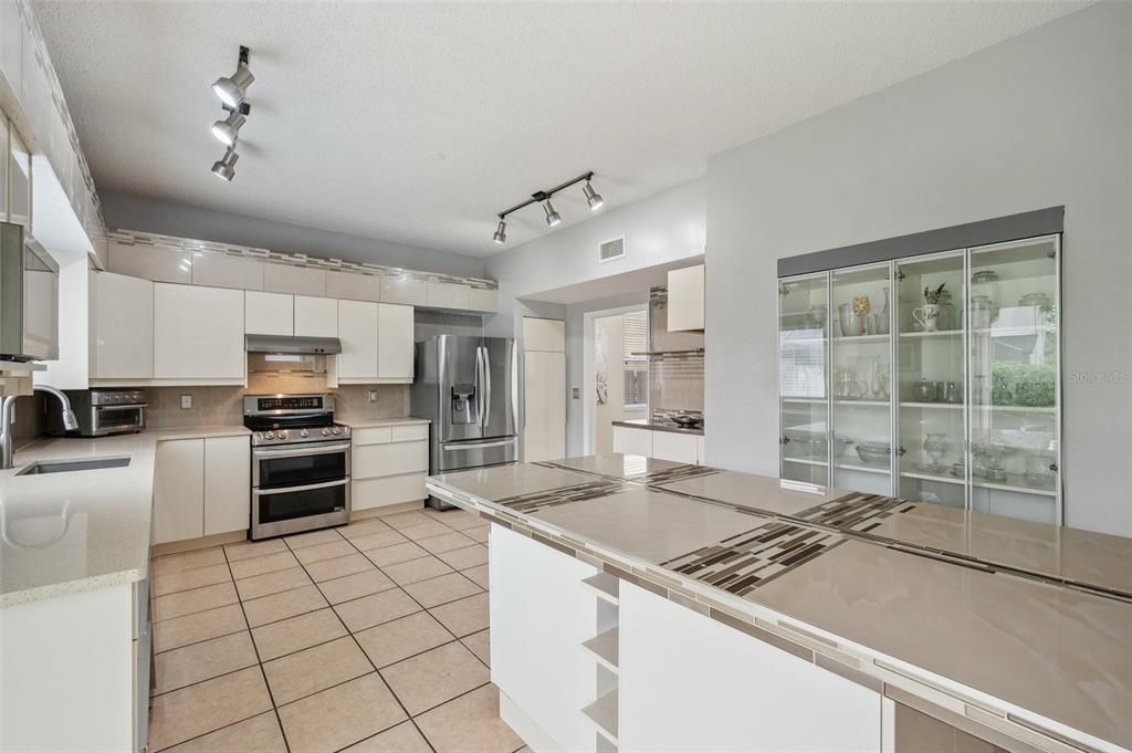 На продажу: $550,000 (5 спален, 2 ванн, 3243 Квадратных фут)