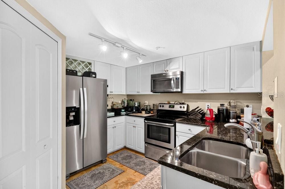 待售: $233,900 (2 贝兹, 2 浴室, 1398 平方英尺)