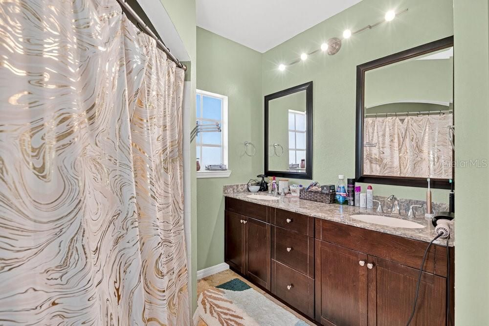 待售: $233,900 (2 贝兹, 2 浴室, 1398 平方英尺)