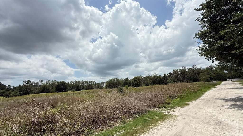 待售: $2,149,000 (9.80 acres)