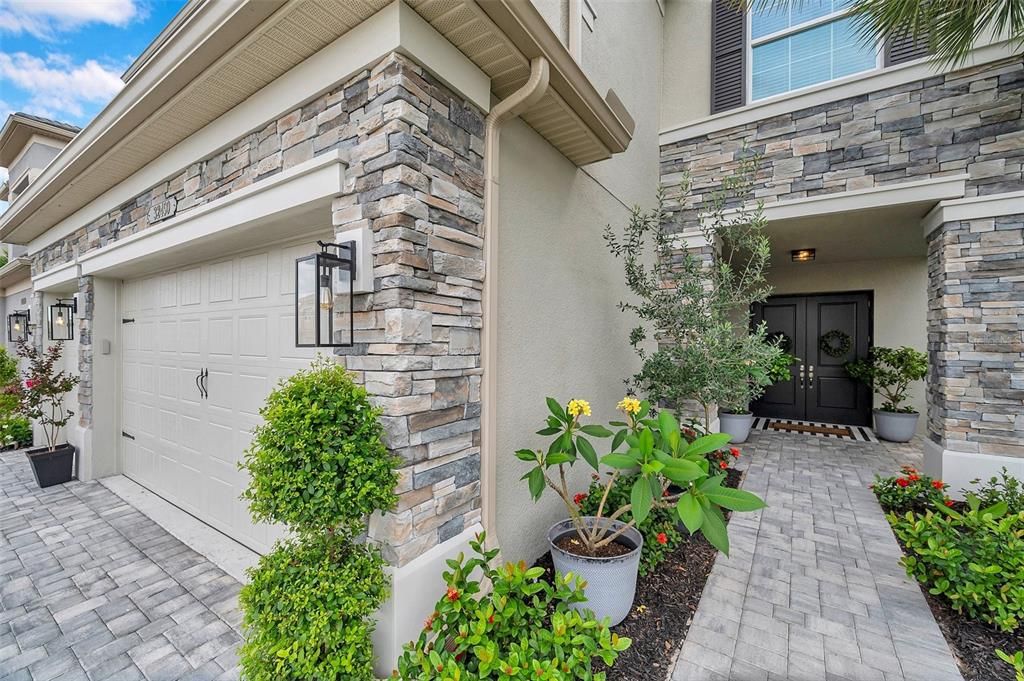 For Sale: $969,000 (6 beds, 5 baths, 4112 Square Feet)