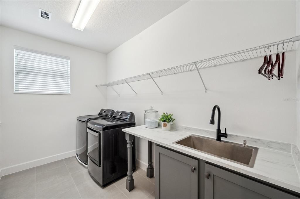 For Sale: $969,000 (6 beds, 5 baths, 4112 Square Feet)