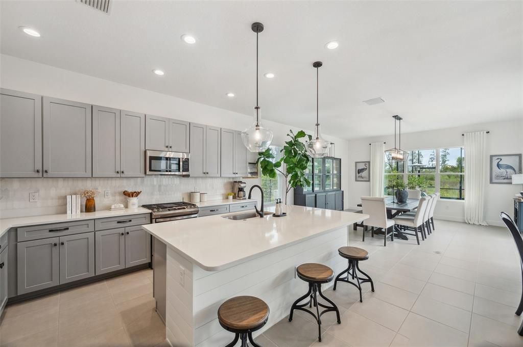 For Sale: $969,000 (6 beds, 5 baths, 4112 Square Feet)