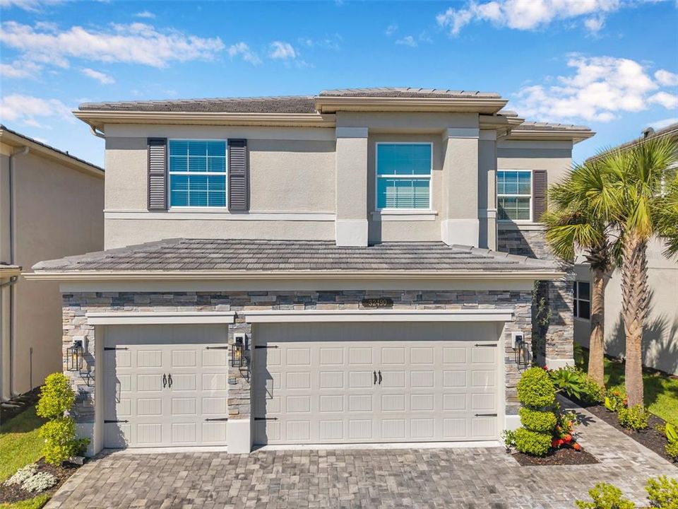 For Sale: $969,000 (6 beds, 5 baths, 4112 Square Feet)