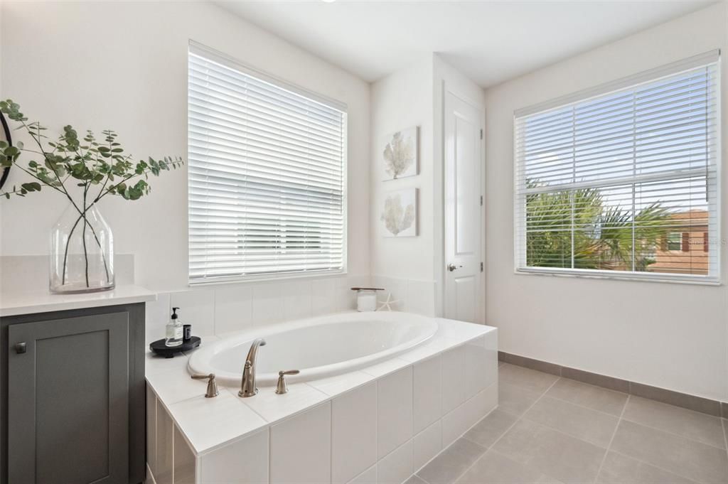 For Sale: $969,000 (6 beds, 5 baths, 4112 Square Feet)