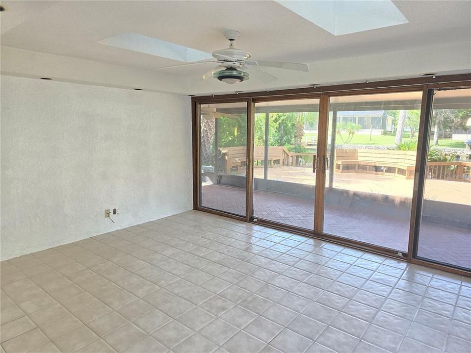 待售: $450,000 (2 贝兹, 2 浴室, 2199 平方英尺)