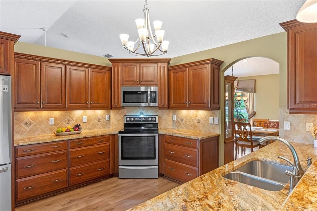 Active With Contract: $364,900 (3 beds, 2 baths, 2514 Square Feet)