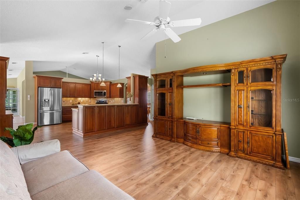 Active With Contract: $364,900 (3 beds, 2 baths, 2514 Square Feet)