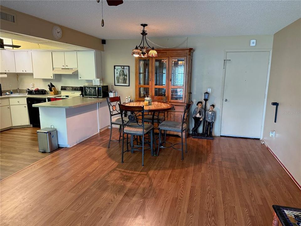 Под контрактом: $75,000 (2 спален, 2 ванн, 919 Квадратных фут)