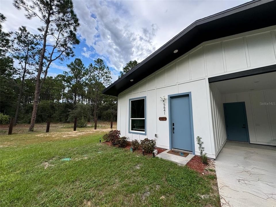 Front Exterior – Driveway Parking – Multi Vehicle