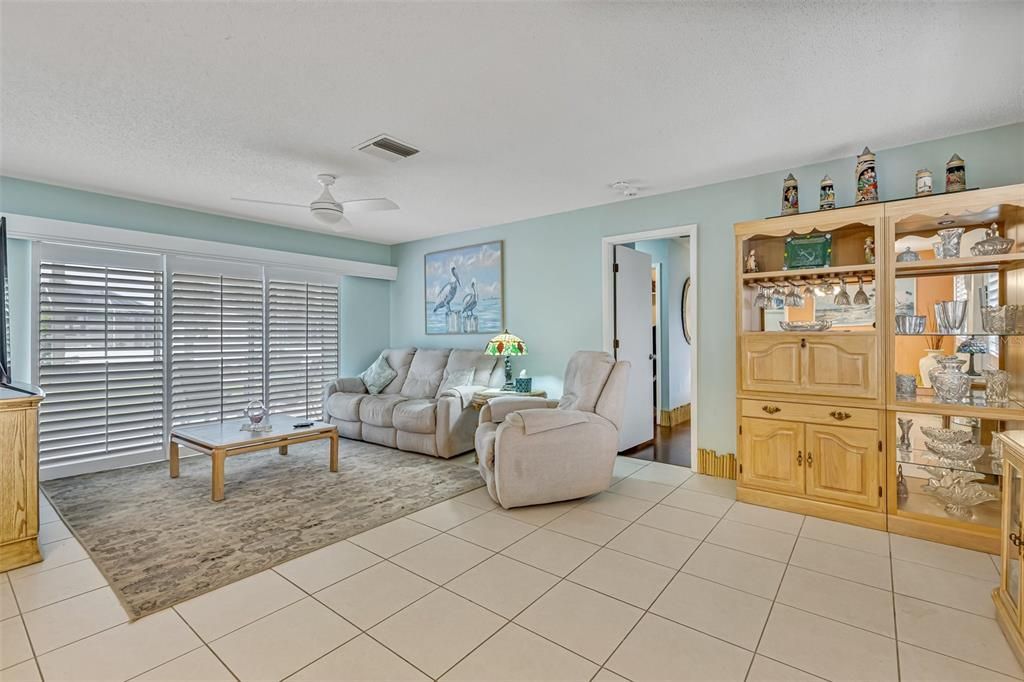 Activo con contrato: $350,000 (2 camas, 2 baños, 1333 Pies cuadrados)