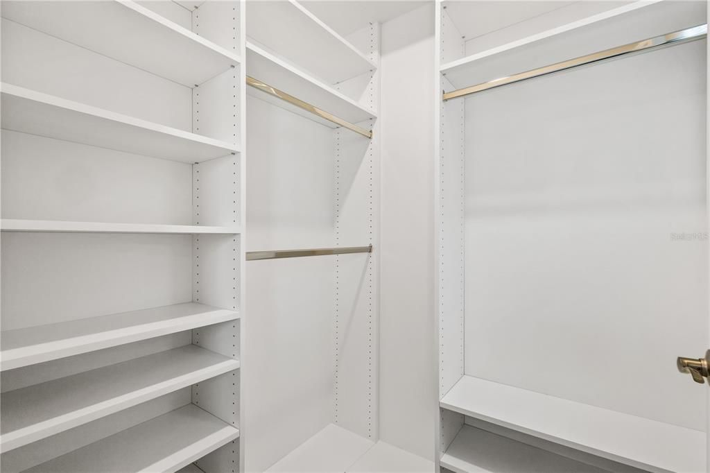 Activo con contrato: $4,300 (5 camas, 4 baños, 3227 Pies cuadrados)