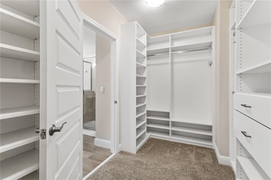 Activo con contrato: $4,300 (5 camas, 4 baños, 3227 Pies cuadrados)