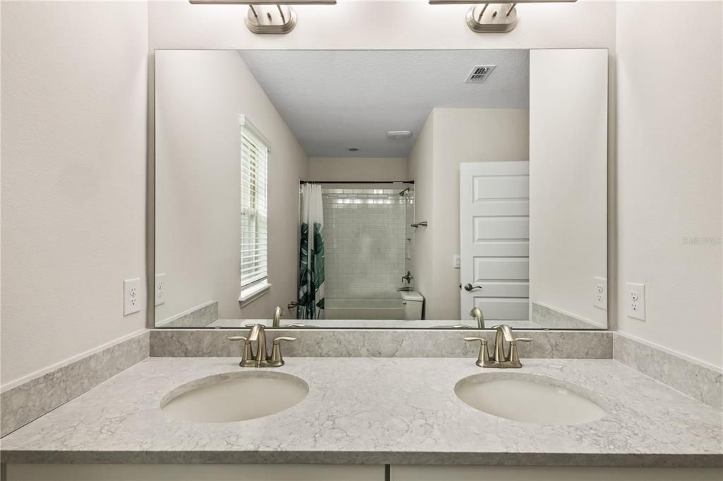 Activo con contrato: $4,300 (5 camas, 4 baños, 3227 Pies cuadrados)