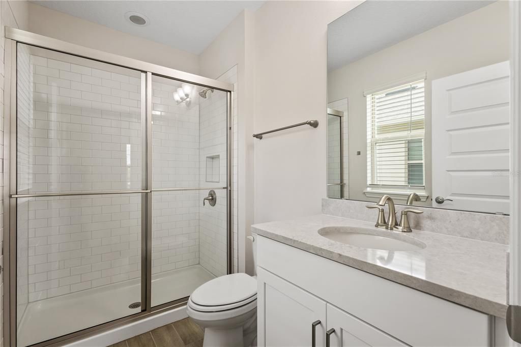 Activo con contrato: $4,300 (5 camas, 4 baños, 3227 Pies cuadrados)