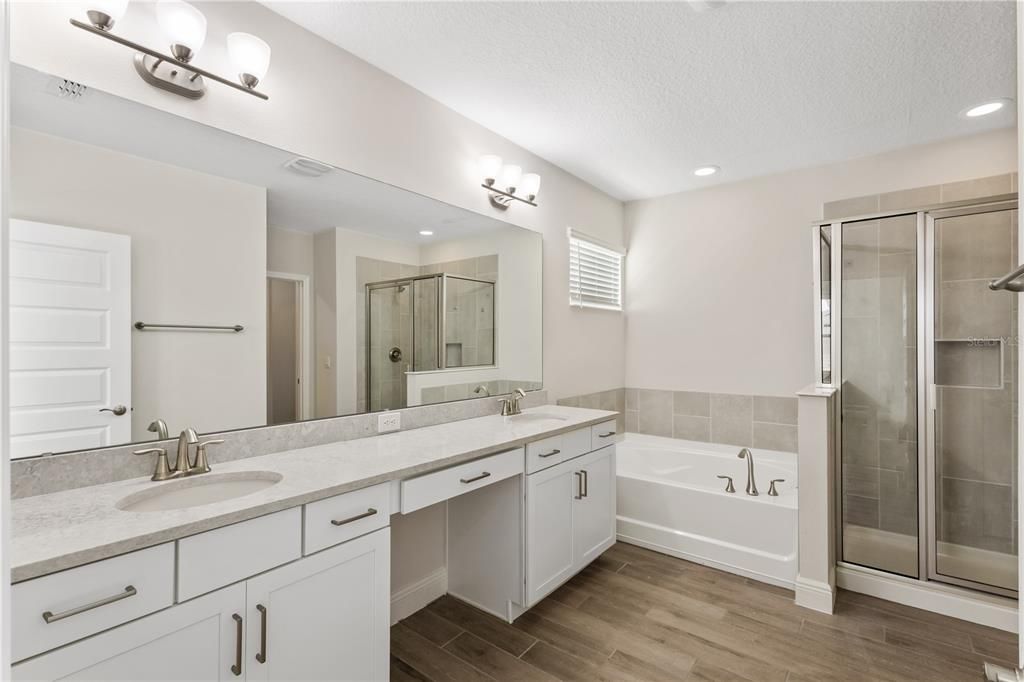 Activo con contrato: $4,300 (5 camas, 4 baños, 3227 Pies cuadrados)