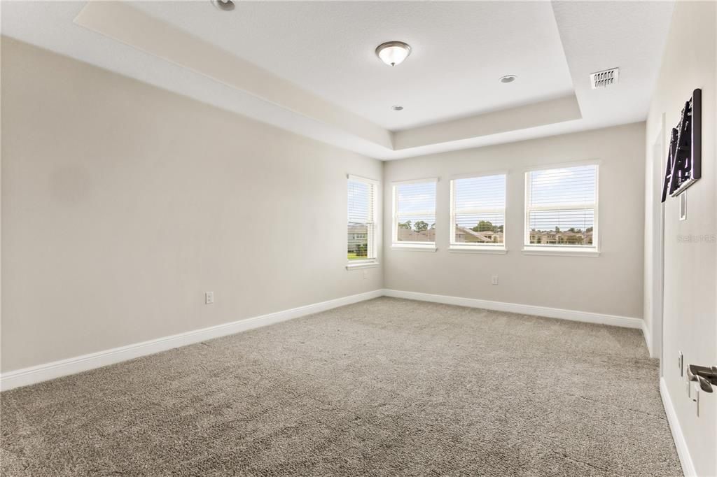 Activo con contrato: $4,300 (5 camas, 4 baños, 3227 Pies cuadrados)