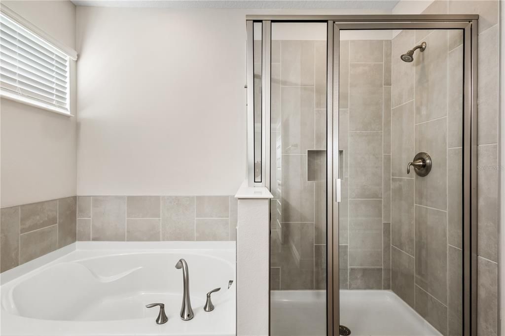 Activo con contrato: $4,300 (5 camas, 4 baños, 3227 Pies cuadrados)