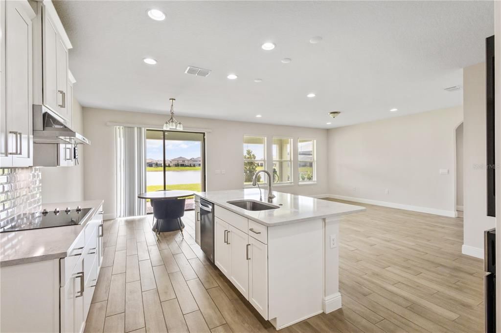 Activo con contrato: $4,300 (5 camas, 4 baños, 3227 Pies cuadrados)