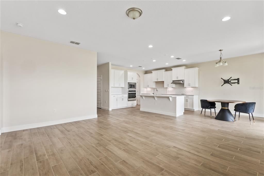 Activo con contrato: $4,300 (5 camas, 4 baños, 3227 Pies cuadrados)