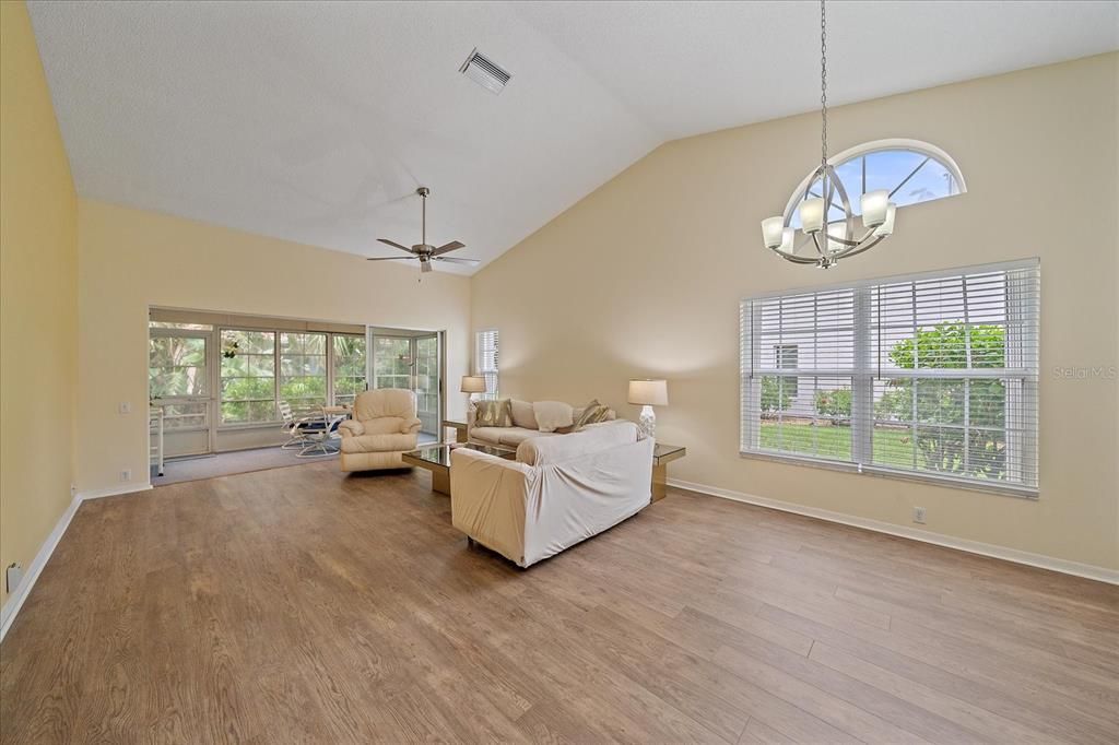 待售: $299,900 (2 贝兹, 2 浴室, 1598 平方英尺)