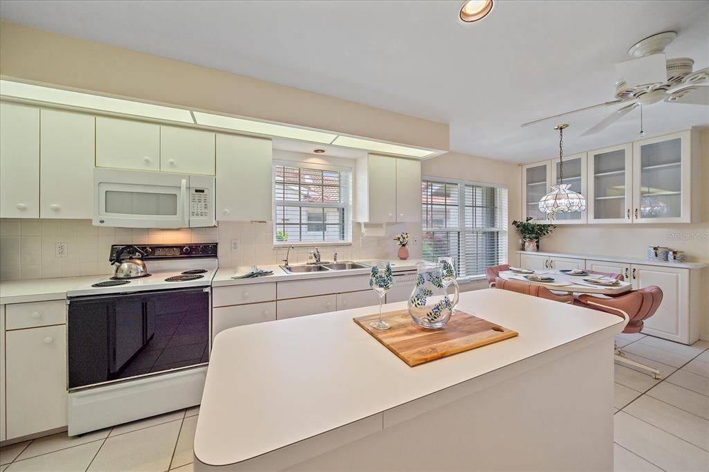 待售: $299,900 (2 贝兹, 2 浴室, 1598 平方英尺)